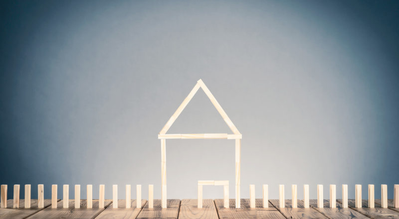 Ein Haus aus Dominosteinen gebaut