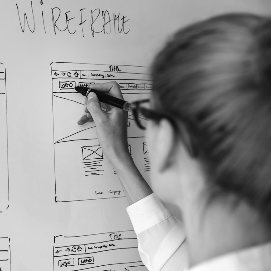 Websitestruktur, Websiteplanung, Design einer Website, Grafikdesign Designerin zeichnet an einem Flipchart gerade die Struktur einer Website an